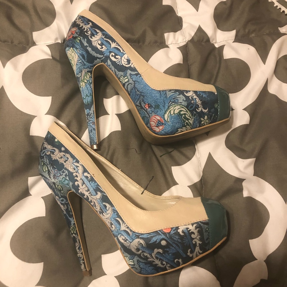Tan & blue floral/feather patterned heels
